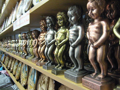 peeing statues on a shelf