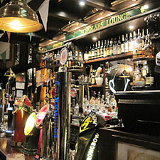 Live music and drinks at the Scholar's Lounge.