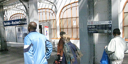 An exit sign at a Metro station