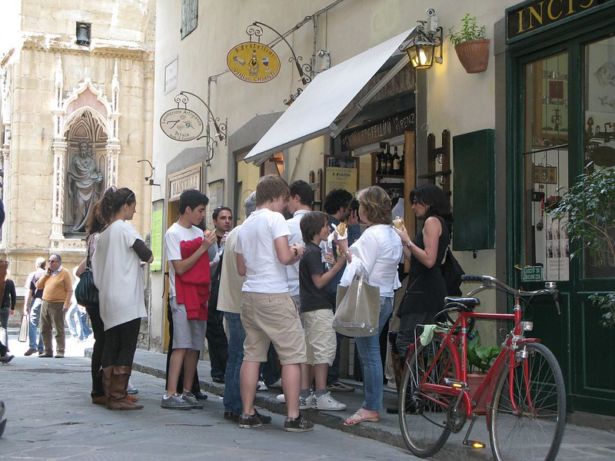 line of people outside I Fratellini