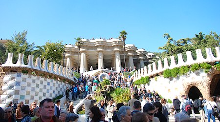 crowds entering and exiting Park Guell in Barcelona