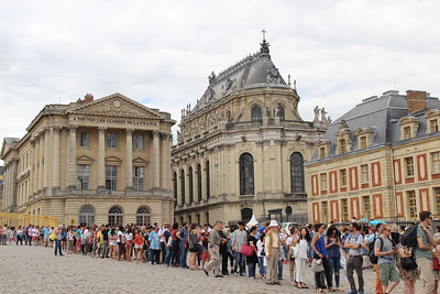 line of people outside Palace of Versailles