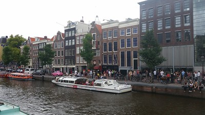 line of tourists outside the Anne Frank House