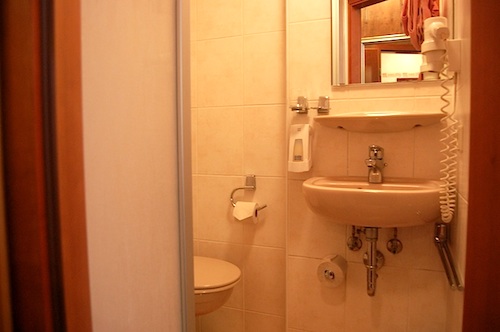 Nadia Hotel bathroom