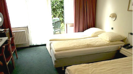 white twin beds in hotel room