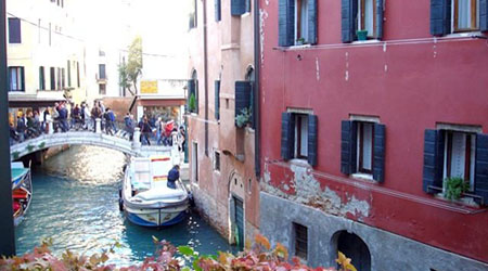 Hotel Al Vagon exterior next to a canal