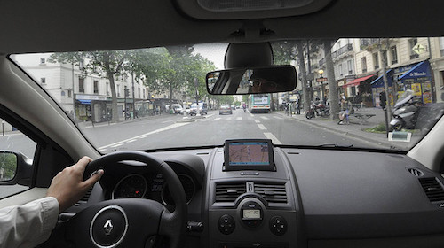 Driving a car through the streets of Paris can make one nervous. Photo: chezdom