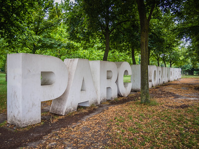 Large statue that spells out Parc Floral de Paris