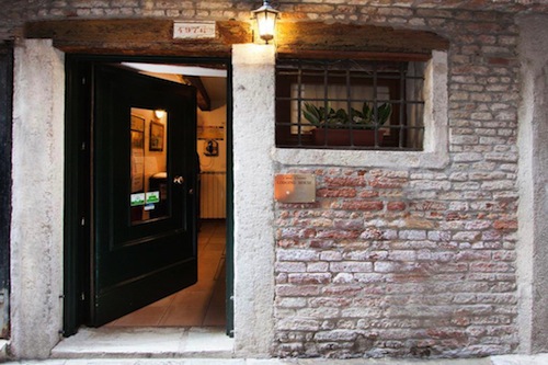 The entrance to Casa Cosmo Lodging House. Photo: Booking.com