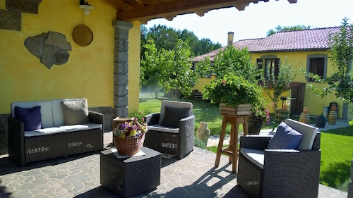 An outdoor terrace at Agriturismo Il Cardoncello. 