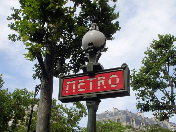 red metro sign in Paris