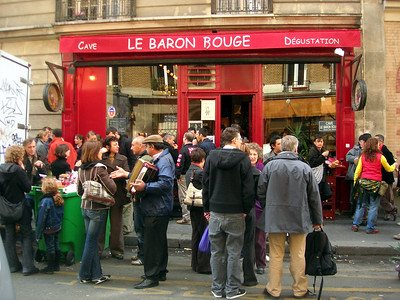 crowds waiting outside Le Baron Rouge restaurant