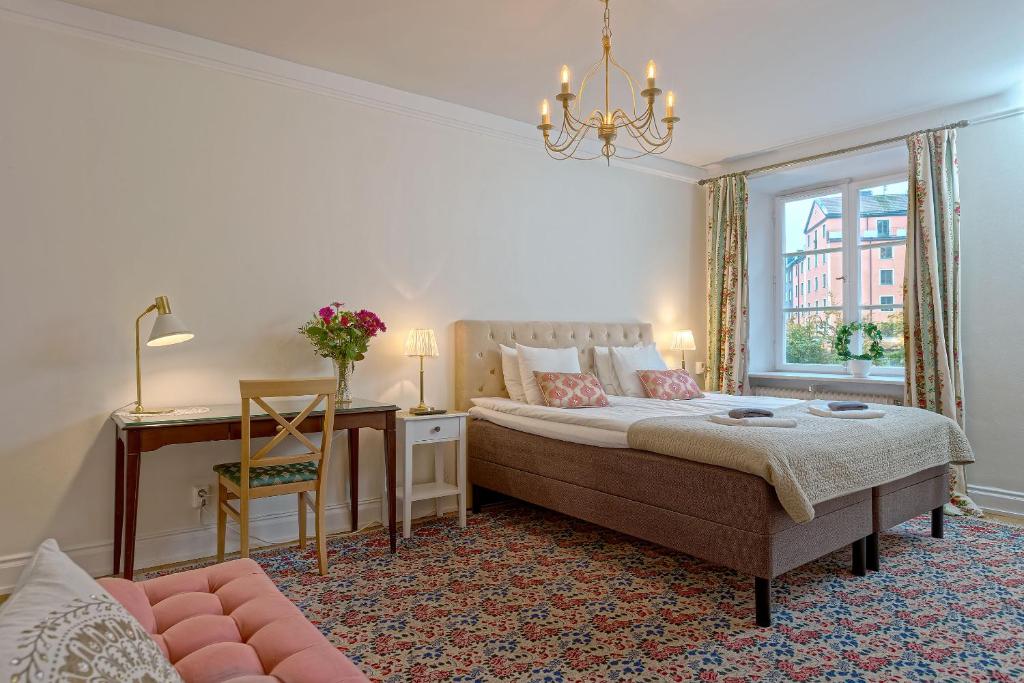 hotel room with floral carpet and bedding at Wasa Park Hotel