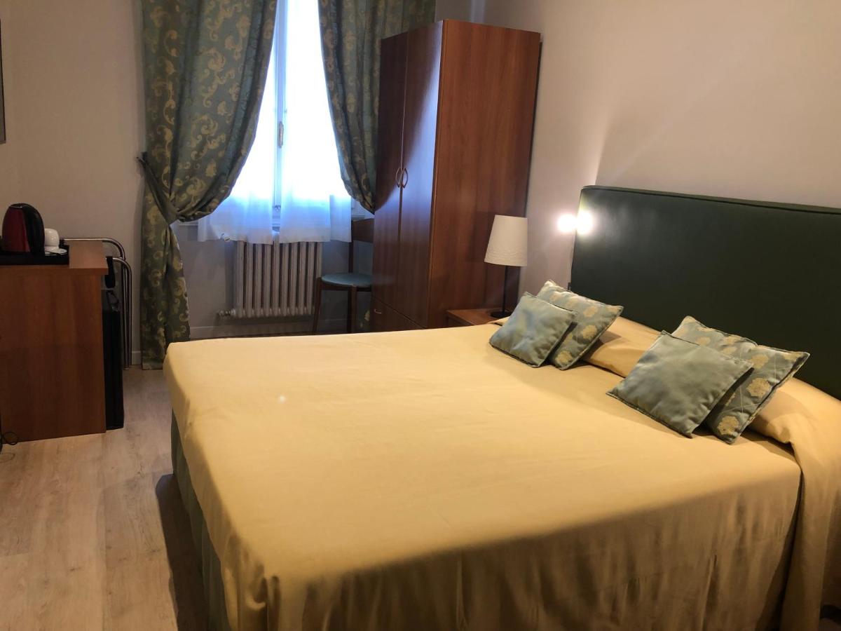 beige hotel room with large bed at Hotel Giappone