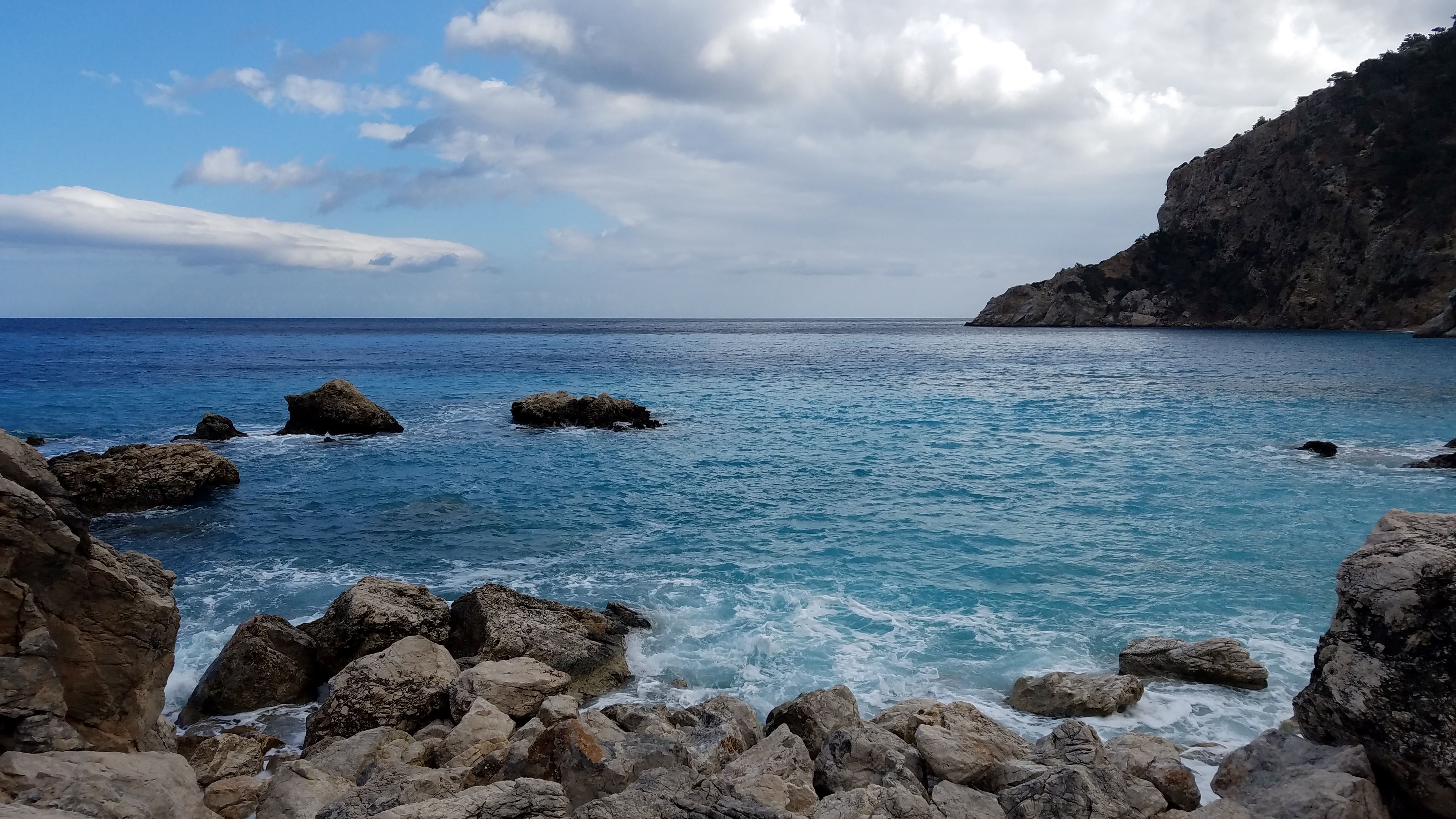 Apella beach in Karpathos, a good choice if you want to save on your Greek Island vacation