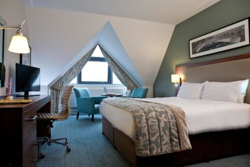 blue and green chain hotel room