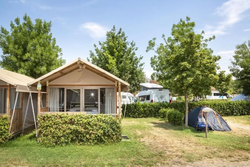 bungalow and tent at a camping site in Rome