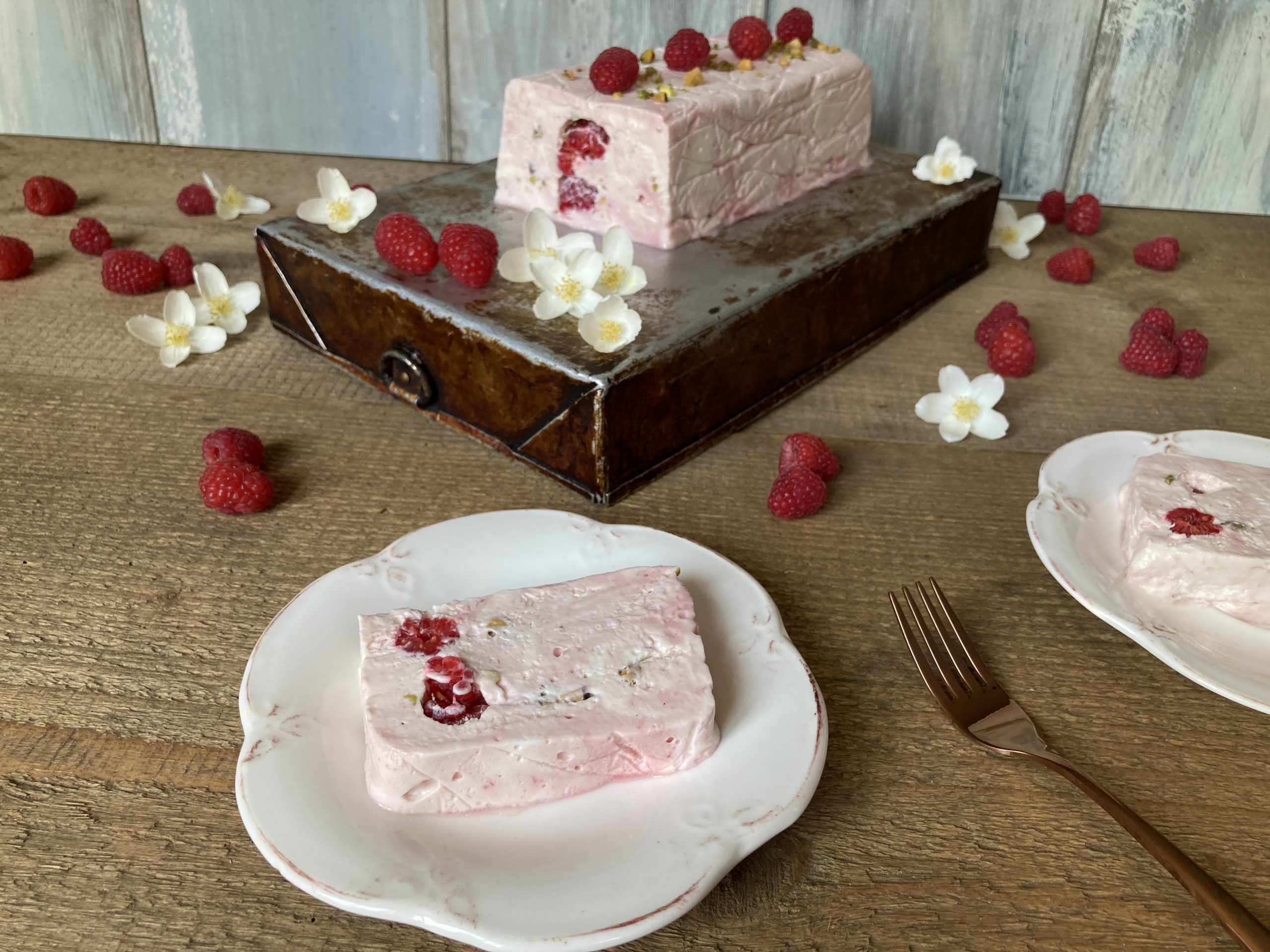 Málnás-pisztáciás parfé, hűsítő desszert a nyári összejövetelekhez