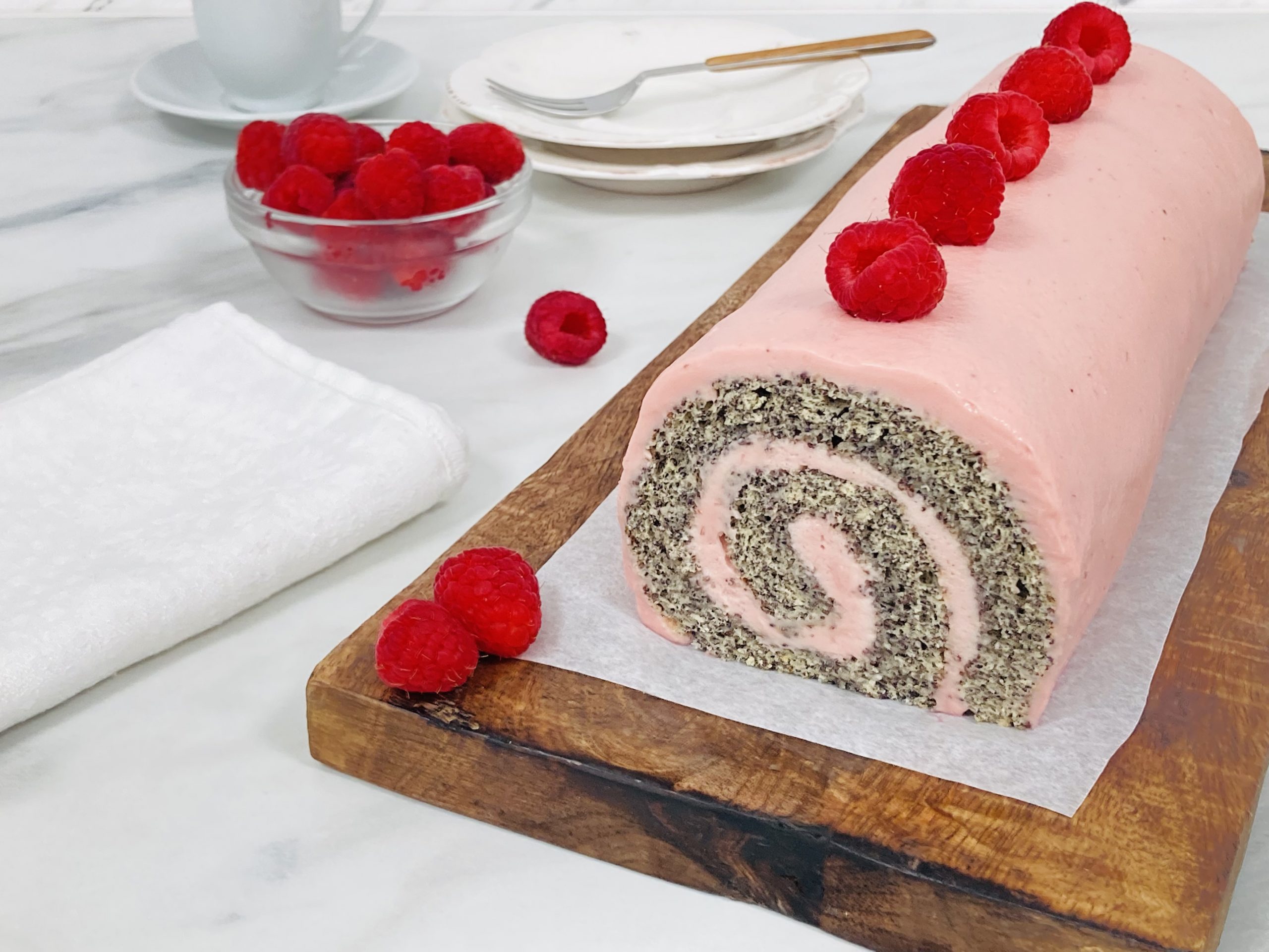 Ellenállhatatlanul finom nyári desszert: Málnakrémes-mákos rolád (recept)