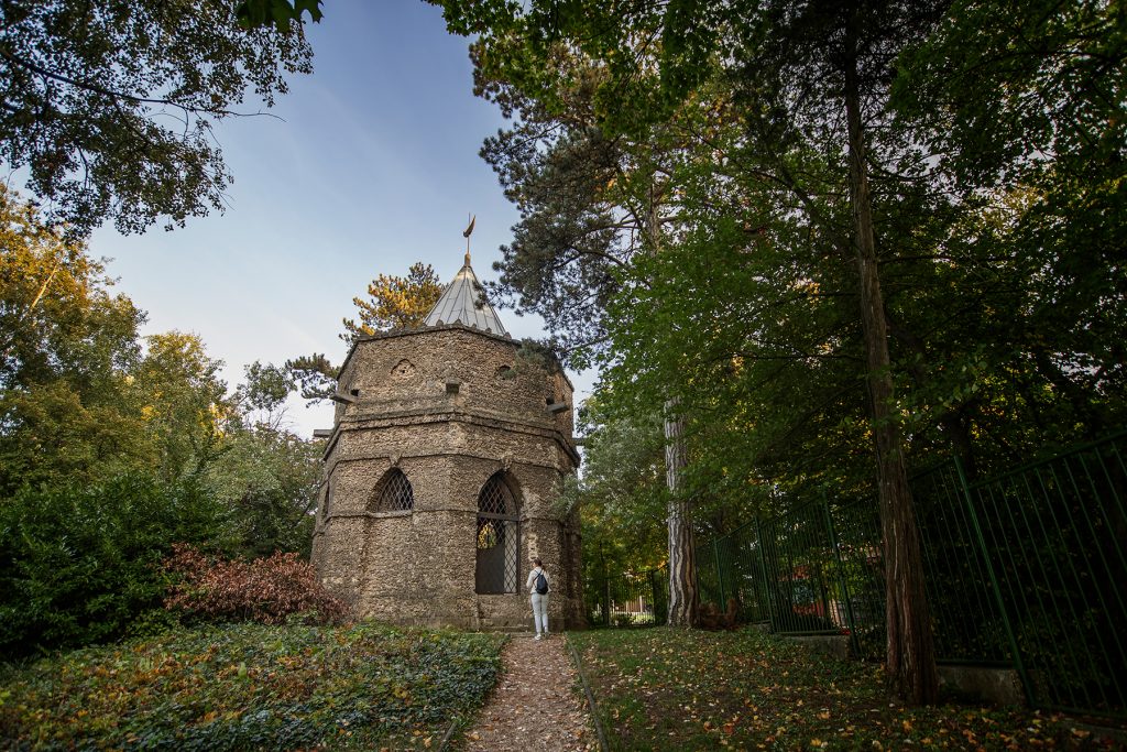 Romantikus őszi séta vár a vizek városának lenyűgöző angolkertjében