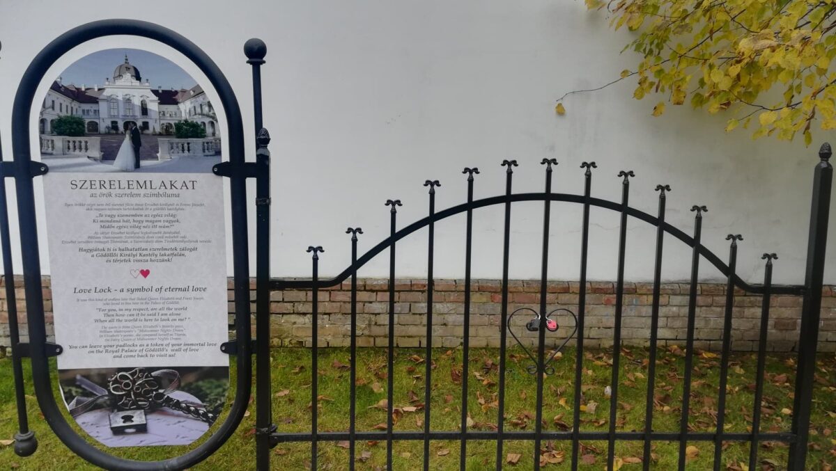 szerelemlakat, lakatfal, Valentin-nap, romantika, Magyarország, belföld