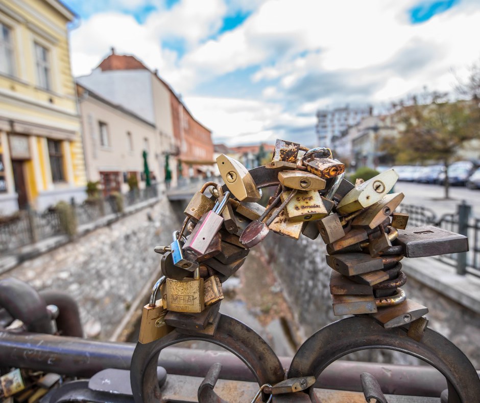 szerelemlakat, lakatfal, Valentin-nap, romantika, Magyarország, belföld