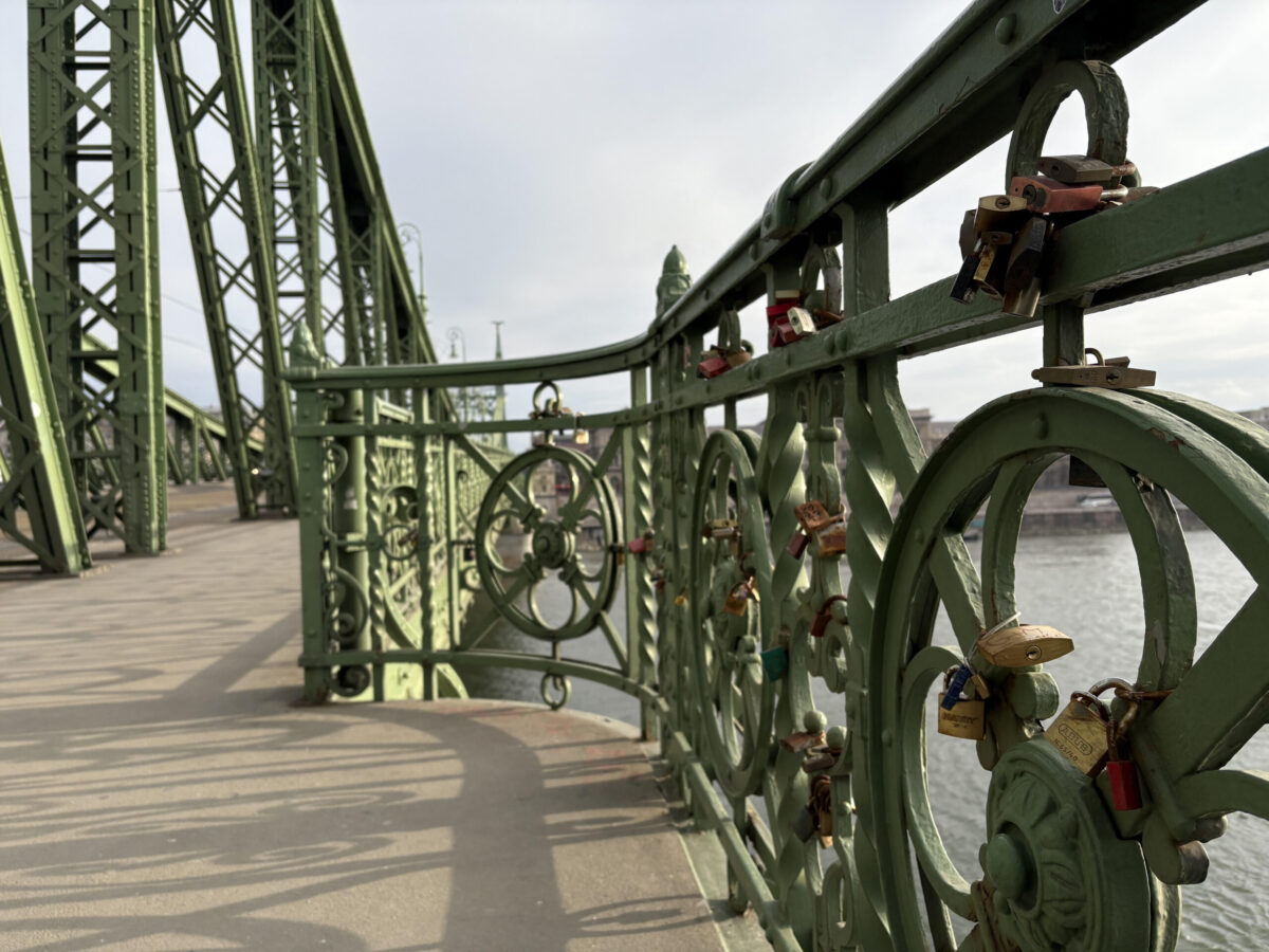 szerelemlakat, lakatfal, Valentin-nap, romantika, Magyarország, belföld